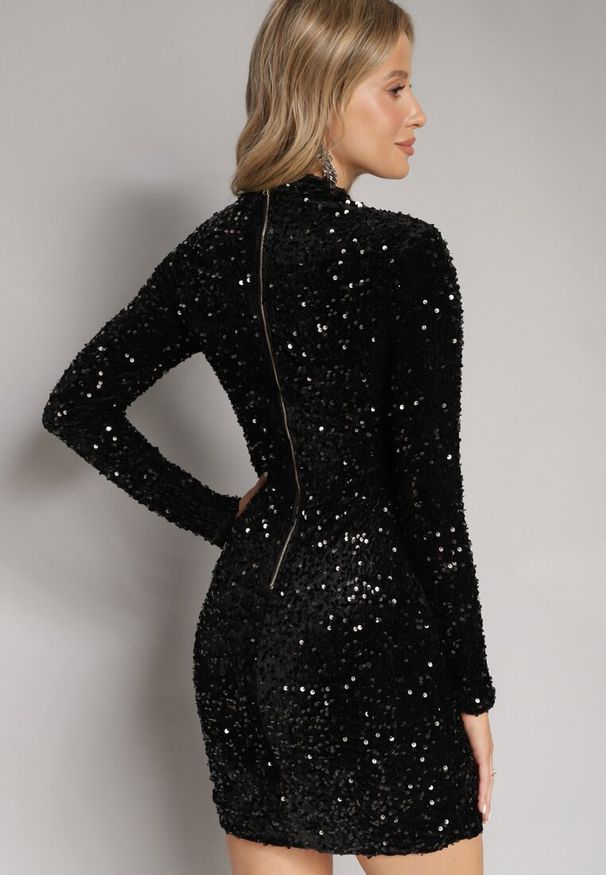 Born2be - Czarna Dopasowana Sukienka Mini z Półgolfem Zdobiona Cekinami Jurottja. Kolor: czarny. Długość rękawa: długi rękaw. Wzór: aplikacja. Typ sukienki: proste. Długość: mini