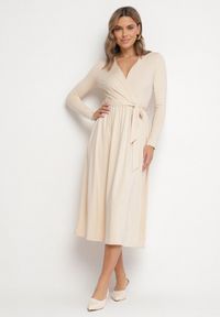 Born2be - Jasnobeżowa Sukienka Kopertowa z Wiskozą Wiązana w Talii Drestalia. Okazja: na co dzień. Typ kołnierza: dekolt w kształcie V. Kolor: beżowy. Materiał: wiskoza. Długość rękawa: długi rękaw. Typ sukienki: kopertowe. Styl: casual, klasyczny #1