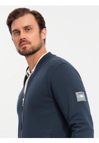 Ombre Clothing - Rozpinana bawełniana bluza męska dresowa bomberka – granatowa V4 - Rozmiar: L. Okazja: na co dzień. Kolor: niebieski. Materiał: dresówka, bawełna. Wzór: aplikacja. Styl: sportowy, casual, elegancki #4