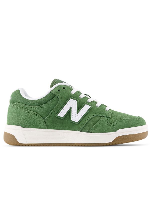 Buty dziecięce New Balance PSB480SA – zielone. Okazja: na uczelnię, na co dzień. Kolor: zielony. Materiał: zamsz. Szerokość cholewki: normalna. Sport: turystyka piesza