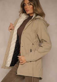 Renee - Ciemnobeżowa Kurtka Parka z Kapturem w Oryginalny Wzór Wewnątrz Tiosara. Okazja: na co dzień, na spacer. Typ kołnierza: kaptur. Kolor: beżowy. Materiał: jeans. Wzór: aplikacja. Styl: casual #4