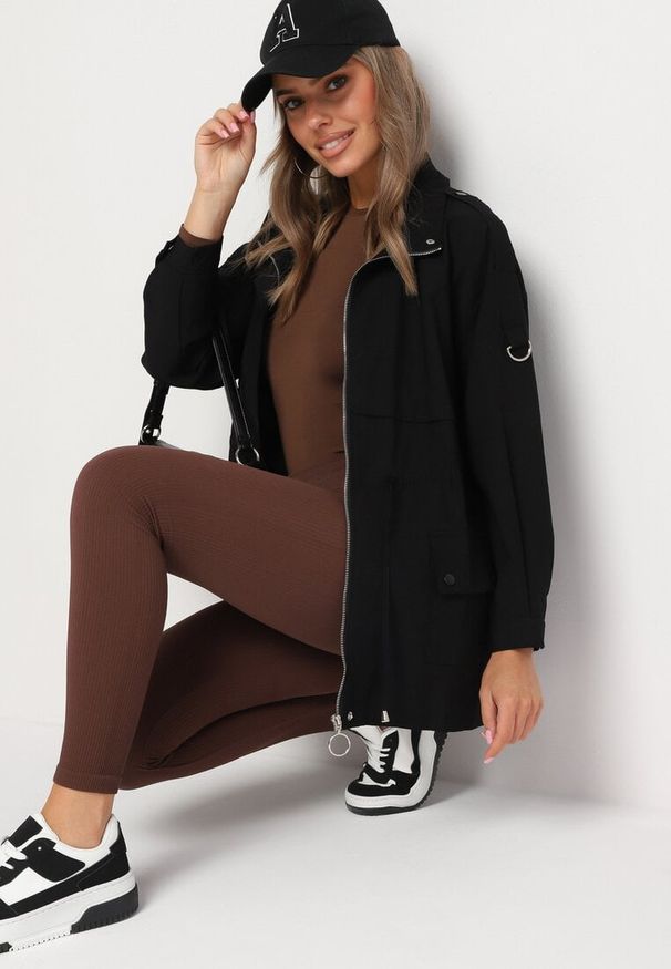 Born2be - Czarna Kurtka Parka z Kapturem Ściągana Troczkami z Regulowanymi Rękawami Terilles. Okazja: na co dzień. Typ kołnierza: kaptur. Kolor: czarny. Materiał: jeans. Styl: elegancki, casual