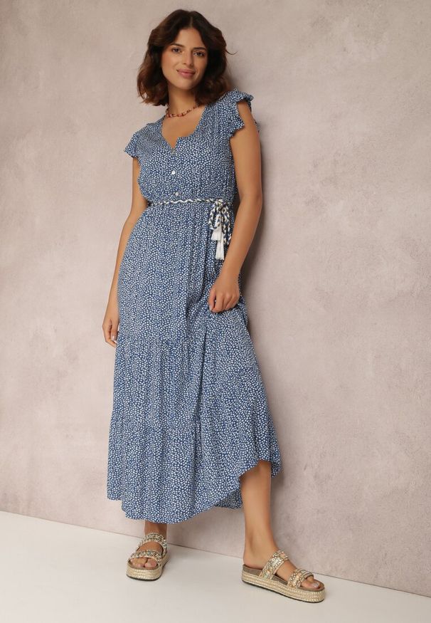 Renee - Niebieska Sukienka Tudielle. Typ kołnierza: kołnierz z falbankami. Kolor: niebieski. Długość rękawa: krótki rękaw. Długość: maxi