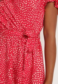 Renee - Czerwona Sukienka Oreithonia. Typ kołnierza: dekolt w serek. Kolor: czerwony. Materiał: materiał, tkanina. Wzór: nadruk, kropki, aplikacja. Typ sukienki: kopertowe. Długość: mini #2