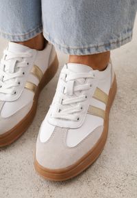 Renee - Białe Sneakersy ze Skóry Naturalnej z Geometrycznym Wzorem Zetisius. Okazja: na co dzień. Kolor: biały. Materiał: skóra. Wzór: geometria #5