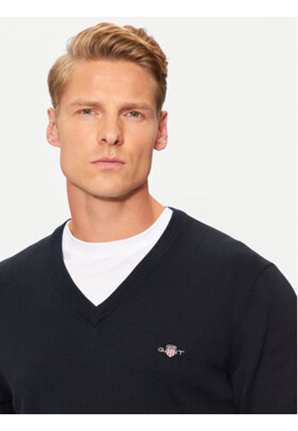 GANT - Gant Sweter Classic 8030562 Granatowy Regular Fit. Kolor: niebieski. Materiał: bawełna