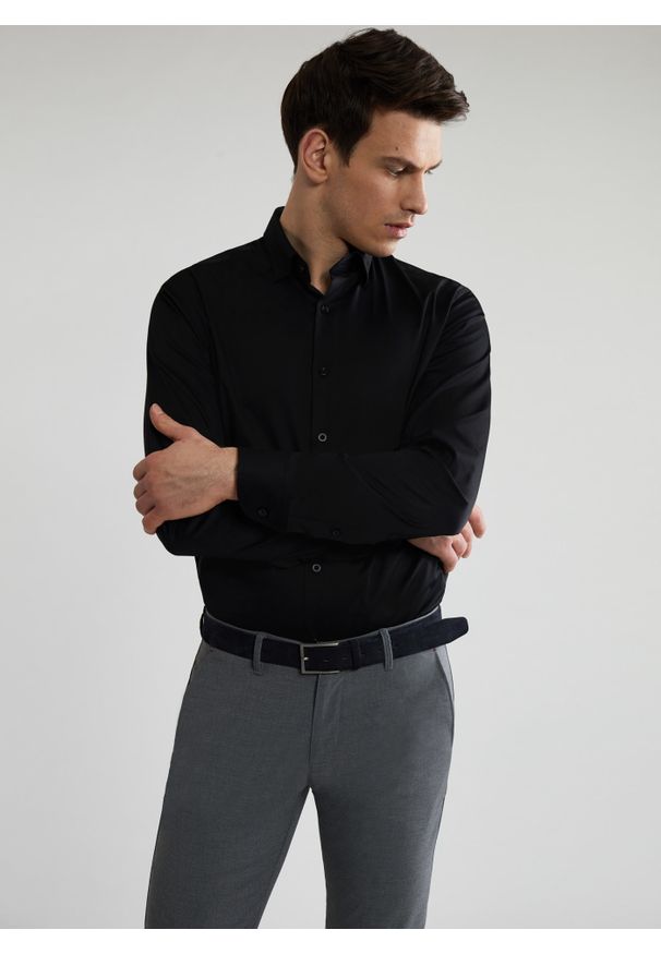 Pako Lorente - PAKO LORENTE – Koszula męska w kolorze czarnym P21WF-1X-174-C-S. Typ kołnierza: kołnierzyk klasyczny. Kolor: czarny. Materiał: elastan, bawełna. Długość rękawa: długi rękaw. Długość: długie. Wzór: gładki. Styl: elegancki, klasyczny