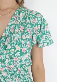 Born2be - Zielona Wiskozowa Sukienka Z Kopertowym Dekoltem i Gumkami w Pasie Seldel. Kolor: zielony. Materiał: wiskoza. Wzór: aplikacja, nadruk. Typ sukienki: kopertowe #3