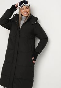 Born2be - Czarna Pikowana Kurtka o Długim Fasonie z Odpinanym Kapturem Daivera. Okazja: na spacer. Kolor: czarny. Materiał: dzianina. Długość: długie. Sezon: zima #6