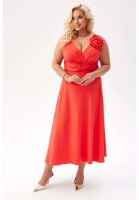 Moda Size Plus Iwanek - Elegancka sukienka Anna na wesele w kolorze papai PLUS SIZE XXL. Okazja: na wesele, na ślub cywilny. Typ kołnierza: dekolt kopertowy. Kolekcja: plus size. Materiał: tkanina, elastan, poliester. Wzór: aplikacja, kwiaty. Typ sukienki: dla puszystych. Styl: elegancki. Długość: midi