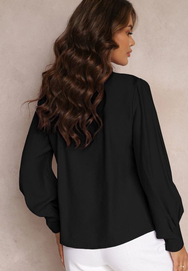 Renee - Czarna Bluzka z Bufiastymi Rękawami i Trójkątnym Dekoltem Hilko. Okazja: na co dzień. Kolor: czarny. Materiał: wiskoza. Styl: elegancki, casual