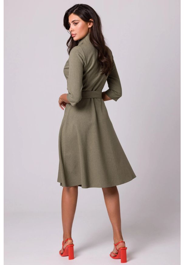 Sukienki.shop - Rozkloszowana sukienka kopertowa z wiązaniem w pasie khaki. Okazja: do pracy. Kolor: brązowy. Typ sukienki: kopertowe. Styl: elegancki, wizytowy