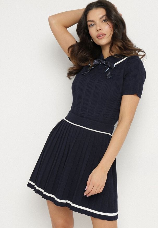 Born2be - Granatowy Komplet ze Sweterkiem z Odpinaną Kokardką i Spódniczką w Stylu Mundurka Jorilne. Kolor: niebieski. Materiał: materiał