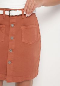 Born2be - Jasnobrązowa Trapezowa Spódnica z Bawełny z Guzikami Ralamea. Okazja: na co dzień. Kolor: brązowy. Materiał: bawełna. Styl: klasyczny, casual #6