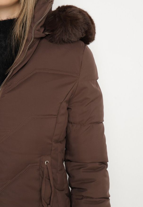 Born2be - Brązowa Kurtka Płaszcz z Pikowaniem i Futrzanym Kapturem Navimesa. Kolor: brązowy. Materiał: futro