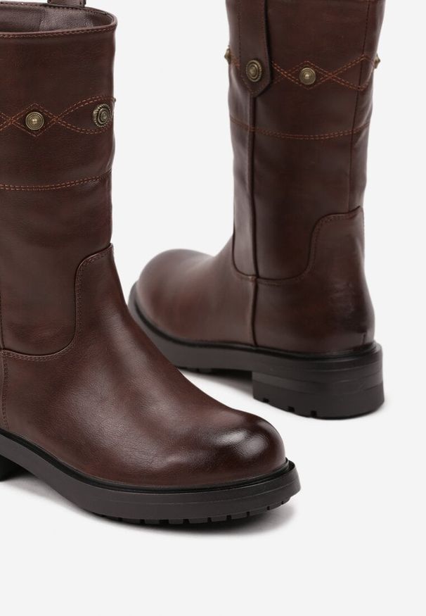 Renee - Brązowe Masywne Botki z Ozdobnymi Nitami Tatila. Zapięcie: zamek. Kolor: brązowy. Materiał: dzianina, skóra. Wzór: aplikacja. Styl: elegancki
