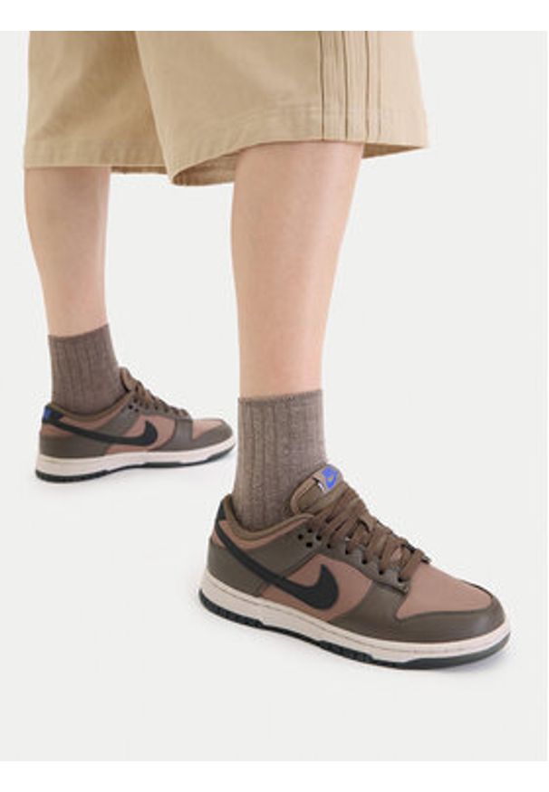 Nike Sneakersy Dunk Low FZ2552 001 Brązowy. Kolor: brązowy. Materiał: skóra