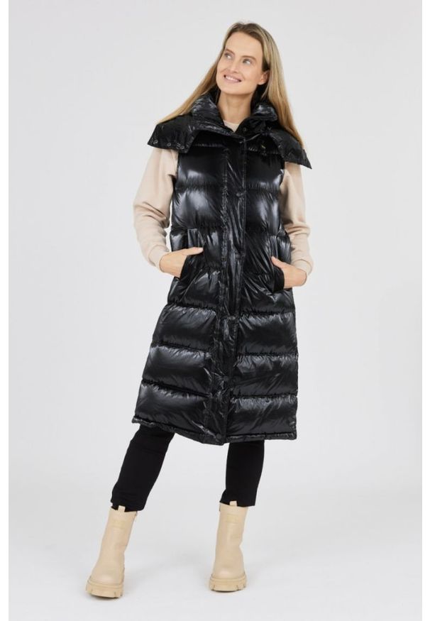 Blauer USA - BLAUER Długi błyszczący bezrękawnik puchowy damski Erika, Rozmiar L. Kolor: czarny. Materiał: puch, poliamid. Długość rękawa: bez rękawów. Długość: długie