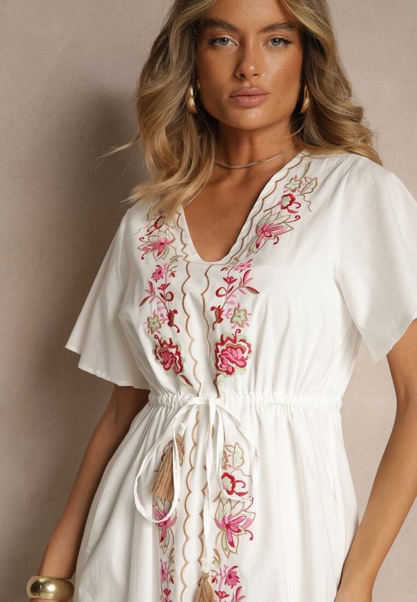 Renee - Biała Rozkloszowana Sukienka z Bawełny w Stylu Boho z Ozdobnym Haftem Sersena. Okazja: na co dzień. Typ kołnierza: dekolt w kształcie V. Kolor: biały. Materiał: bawełna. Długość rękawa: krótki rękaw. Wzór: haft. Styl: boho