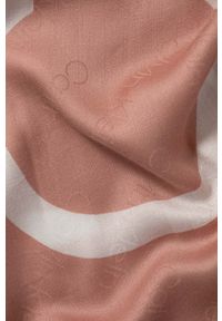 Calvin Klein szal damski kolor różowy wzorzysty. Kolor: różowy. Materiał: tkanina #2