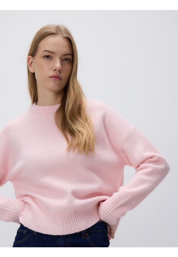 Reserved - Sweter z obniżoną linią ramion - pastelowy róż. Kolor: różowy. Materiał: wełna, dzianina