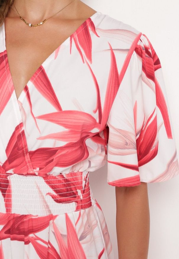 Born2be - Różowo-Biała Sukienka z Kopertowym Dekoltem i Gumką w Pasie Wiązana na Plecach Iberi. Okazja: na co dzień, na randkę. Typ kołnierza: dekolt w serek. Kolor: różowy. Długość rękawa: krótki rękaw. Typ sukienki: kopertowe. Styl: casual