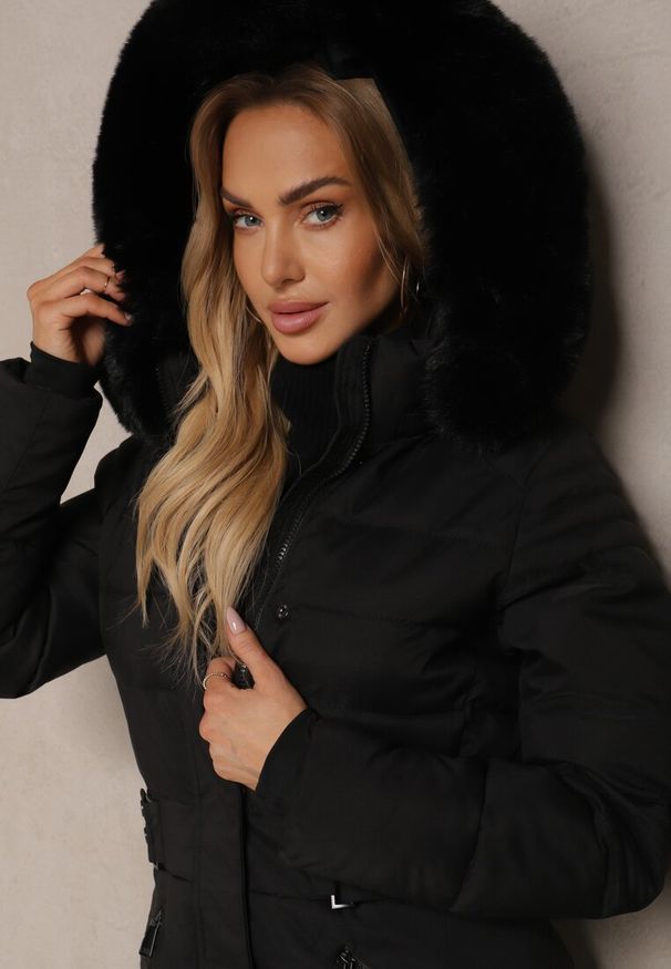 Renee - Czarna Kurtka z Pikowaniem Odpinanym Kapturem i Futerkiem z Paskiem Vortinay. Okazja: na co dzień. Kolor: czarny. Materiał: futro. Styl: elegancki, casual