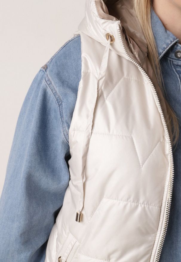 Born2be - Jasnoszara Kamizelka z Nieodpinanym Kapturem i Geometrycznym Pikowaniem Kalousa. Okazja: na co dzień. Kolor: szary. Materiał: jeans, dresówka. Długość rękawa: długi rękaw. Wzór: geometria. Styl: casual, klasyczny