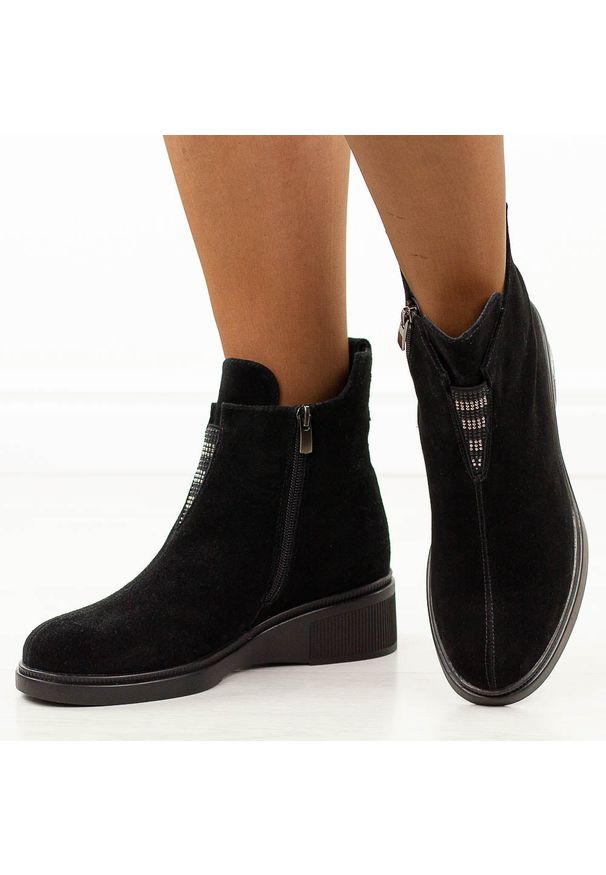 Czarne zamszowe skórzane botki damskie T.Sokolski Z25-69. Okazja: na co dzień. Nosek buta: okrągły. Kolor: czarny. Materiał: skóra, zamsz. Szerokość cholewki: normalna. Sezon: zima, jesień. Obcas: na koturnie. Styl: klasyczny, casual, elegancki