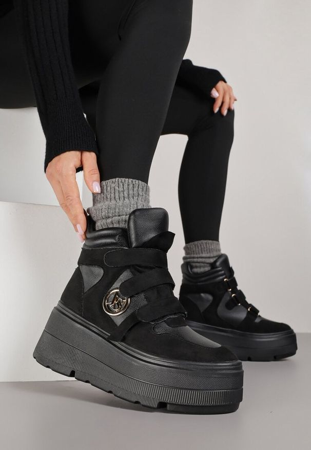 Born2be - Czarne Botki Vices w Stylu Sneakersów na Platformie Afirriva. Okazja: na co dzień. Zapięcie: rzepy. Kolor: czarny. Materiał: jeans. Wzór: aplikacja. Obcas: na platformie. Styl: retro, casual, klasyczny. Wysokość obcasa: średni