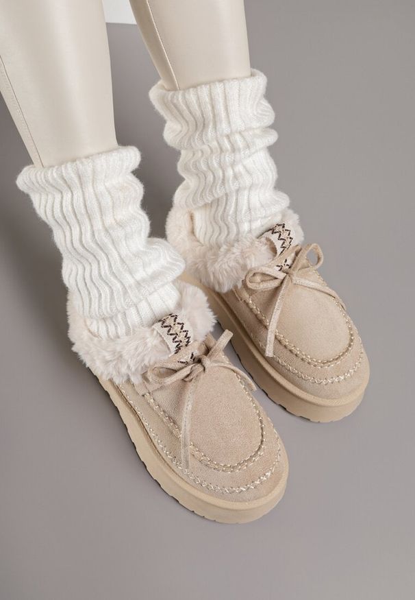 Renee - Beżowe Rustykalne Śniegowce z Niską Cholewką Zdobione Futrem i Kokardą Tuspena. Okazja: do domu, na co dzień. Wysokość cholewki: przed kostkę. Kolor: beżowy. Materiał: futro. Szerokość cholewki: normalna. Wzór: aplikacja. Sezon: zima. Styl: casual