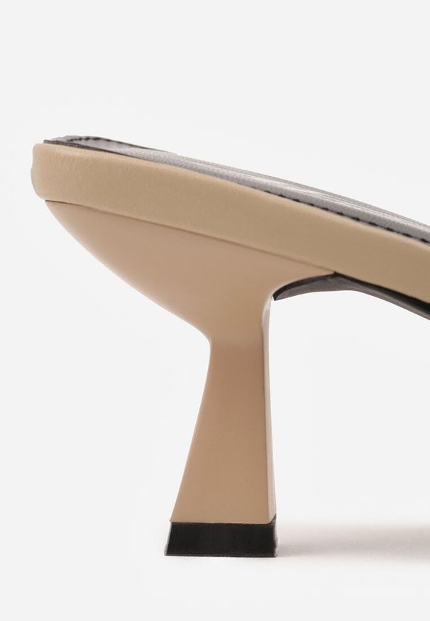 Renee - Ciemnobeżowe Klapki Peep Toe na Obcasie Kaczuszka Calinetta. Nosek buta: otwarty. Kolor: beżowy. Materiał: koronka. Obcas: na obcasie. Styl: klasyczny. Wysokość obcasa: średni