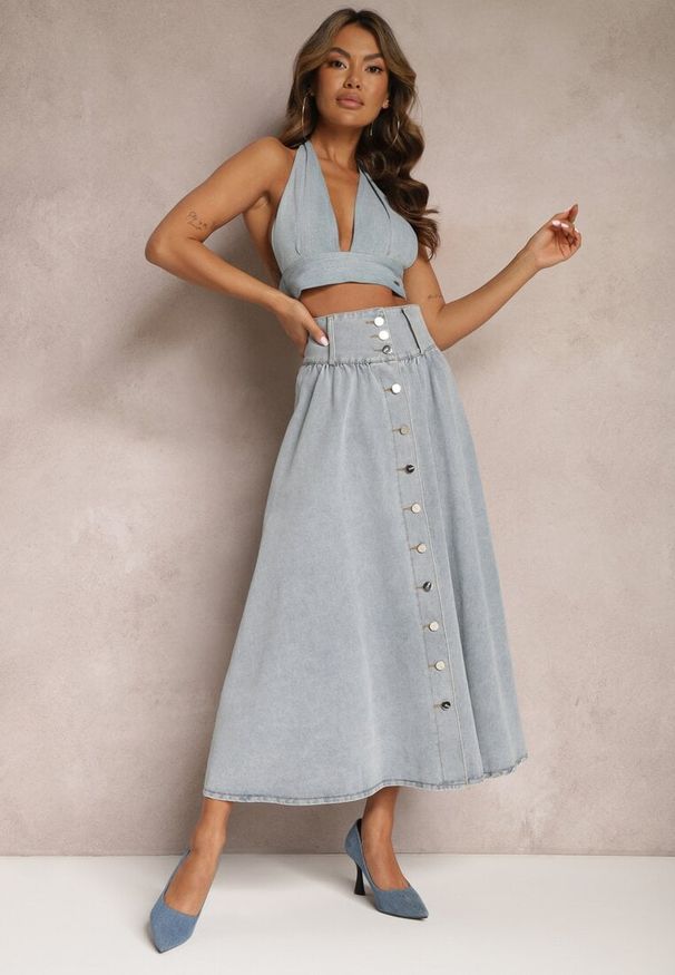 Renee - Jasnoniebieska Jeansowa Spódnica Maxi z Guzikami z Bawełny Rachellia. Kolor: niebieski. Materiał: jeans, bawełna