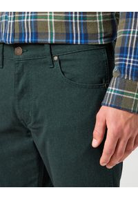 Wrangler - WRANGLER GREENSBORO MĘSKIE SPODNIE MATERIAŁOWE MATERIAŁ CHINO SCARAB 112358920 W15Q008868 #4
