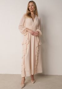 Born2be - Beżowa Romantyczna Sukienka Koktajlowa z Falbanami i Marszczeniem w Pasie Aranilla. Typ kołnierza: kołnierz z falbankami. Kolor: beżowy. Materiał: materiał, tkanina. Wzór: gładki, aplikacja. Typ sukienki: rozkloszowane. Styl: wizytowy #3