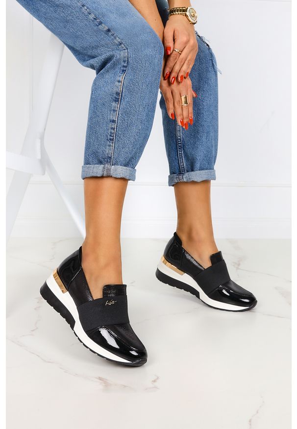 Kati - Czarne sneakersy kati półbuty na koturnie z gumką polska skóra 7020/c. Kolor: czarny. Materiał: skóra. Obcas: na koturnie