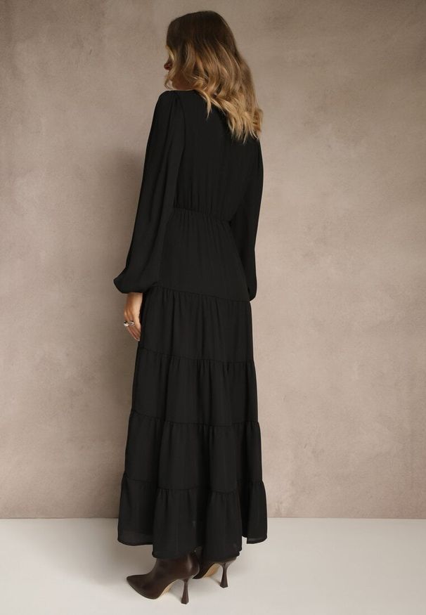 Renee - Czarna Kopertowa Sukienka Vices o Rozkloszowanym Kroju Resvima. Okazja: na co dzień, na randkę. Typ kołnierza: dekolt w serek. Kolor: czarny. Materiał: skóra, poliester. Typ sukienki: kopertowe. Styl: casual