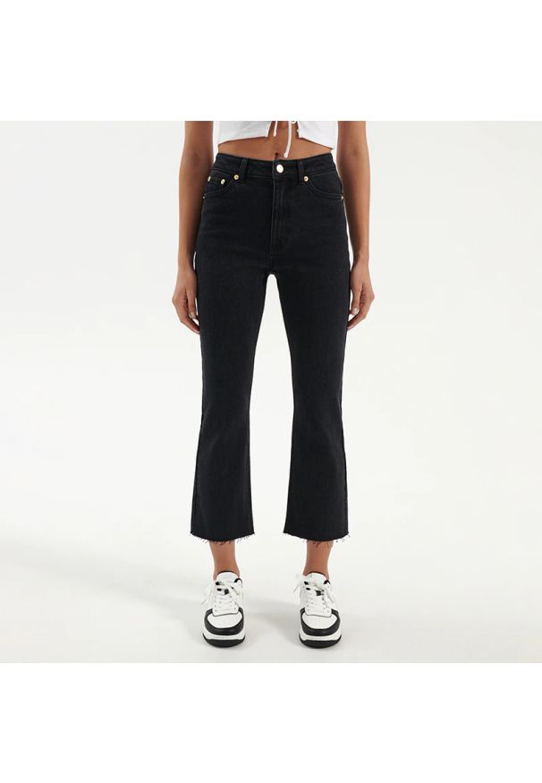 House - Jeansy dzwony z postrzępionym brzegiem nogawki czarne - Czarny. Kolor: czarny