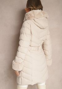 Renee - Jasnobeżowa Kurtka z Pikowanymi Przeszyciami Mocno Ocieplana z Paskiem i Odpinanym Futerkiem Hedista. Okazja: na co dzień. Kolor: beżowy. Materiał: futro. Styl: elegancki, casual #3