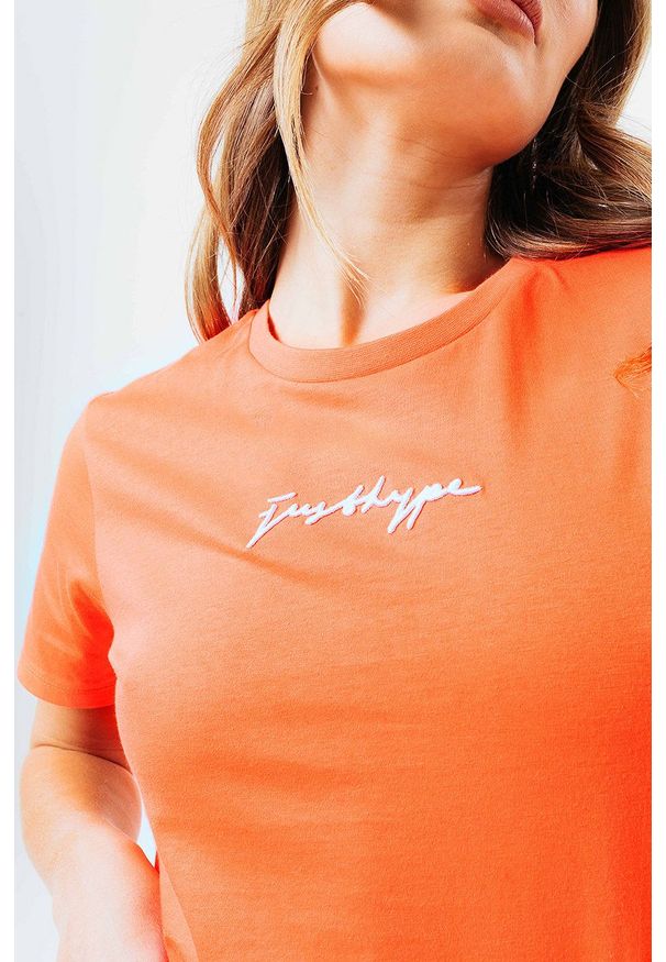 Hype T-shirt SIGNATURE damski kolor pomarańczowy. Okazja: na co dzień. Kolor: pomarańczowy. Materiał: dzianina. Wzór: nadruk. Styl: casual