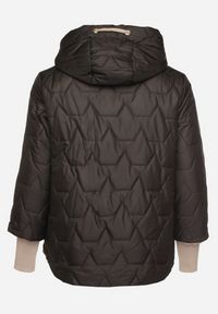 Born2be - Czarna Pikowana Kurtka z Kapturem i Przedłużonym Tyłem Tulunia. Okazja: na spacer. Typ kołnierza: kaptur. Kolekcja: plus size. Kolor: czarny. Materiał: jeans. Wzór: aplikacja. Styl: elegancki #4