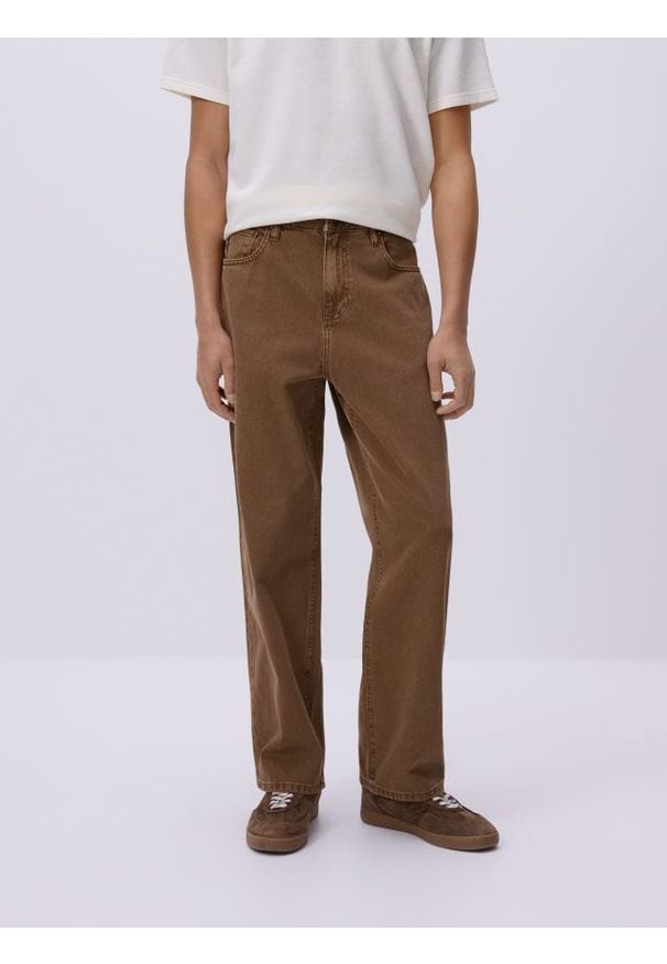 Reserved - Jeansy loose fit - brązowy. Kolor: brązowy