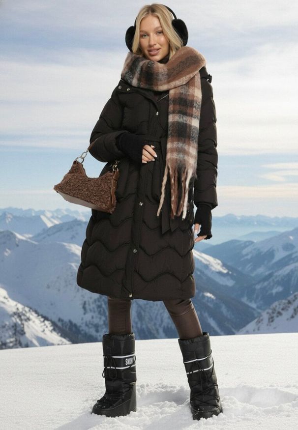 Born2be - Czarna Kurtka Pikowana z Paskiem Jalogi. Okazja: na co dzień. Typ kołnierza: komin. Kolor: czarny. Materiał: materiał, wełna. Długość rękawa: długi rękaw. Długość: długie. Sezon: zima. Styl: casual