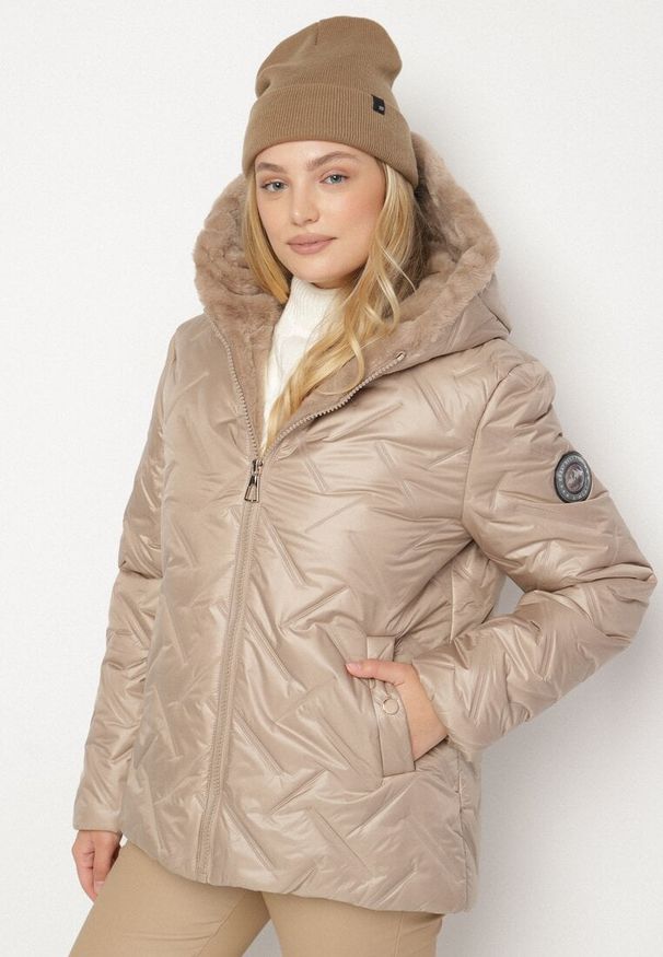 Born2be - Brązowa Pikowana Kurtka o Prostym Kroju z Kapturem Avilerie. Okazja: na co dzień. Typ kołnierza: kaptur. Kolekcja: plus size. Kolor: brązowy. Materiał: jeans. Styl: casual, elegancki