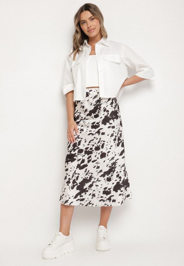 Born2be - Czarno-Biała Trapezowa Satynowa Spódnica w Łaty Ralenira. Okazja: na co dzień. Kolor: czarny. Materiał: satyna. Styl: casual, elegancki