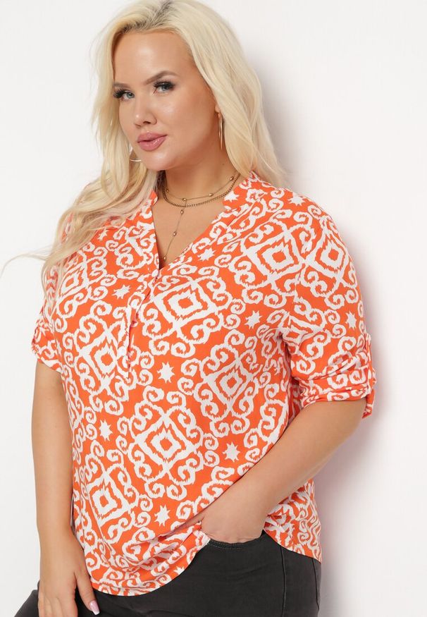 Born2be - Pomarańczowo-Biała Wiskozowa Bluzka Zapinana na Guziki w Geometryczny Print Perita. Kolor: pomarańczowy. Materiał: wiskoza. Wzór: geometria, nadruk. Sezon: lato