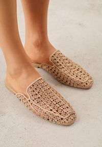 Renee - Ciemnobeżowe Ażurowe Klapki Mule z Plecioną Cholewką Raguela. Kolor: brązowy. Materiał: jeans. Wzór: ażurowy #5