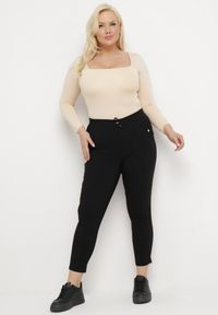 Born2be - Czarne Spodnie z Nogawkami 7/8 i Kieszeniami Gavotta. Okazja: na co dzień. Kolekcja: plus size. Kolor: czarny. Materiał: satyna. Styl: casual, elegancki