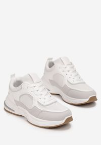 Born2be - Białe Sneakersy z Metaliczną Lamówką Ovanaia. Nosek buta: okrągły. Zapięcie: sznurówki. Kolor: biały. Materiał: materiał. Obcas: na obcasie. Wysokość obcasa: niski