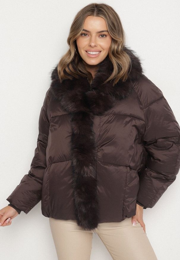 Born2be - Brązowa Pikowana Kurtka Oversize z Futrzanymi Zdobieniami Saranessa. Okazja: na co dzień. Kolor: brązowy. Materiał: futro. Wzór: aplikacja. Styl: casual